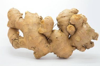 Beyaz arka plan üzerinde kök zencefil