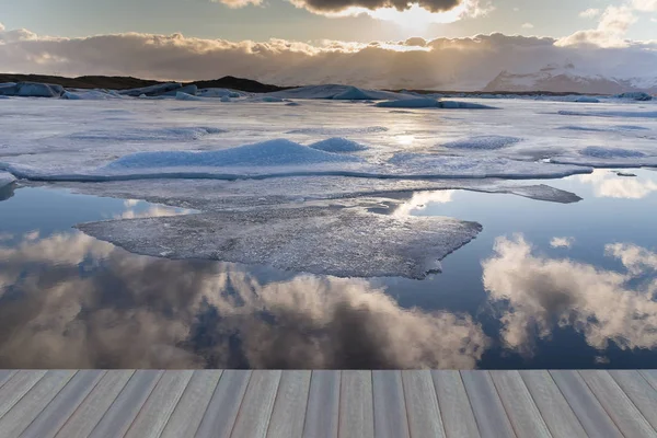 Lago naturale invernale con riflesso cielo blu — Foto Stock