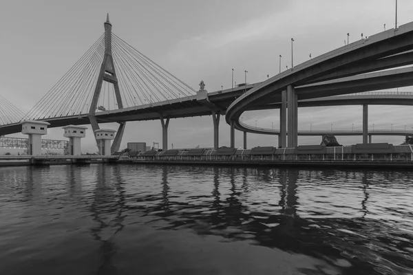 Puente colgante conectar a la carretera sobre watergate — Foto de Stock