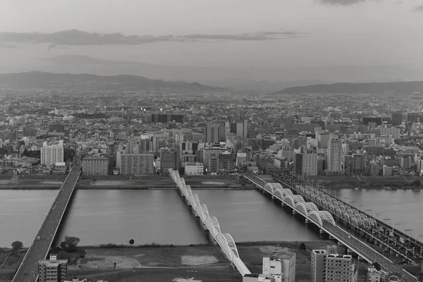 Preto e branco Osaka área de residência com fundo de montanha — Fotografia de Stock