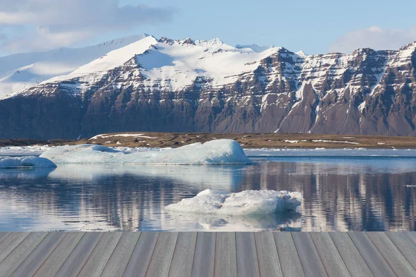 Lagoa de inverno natural com fundo de céu azul e montanha — Fotografia de Stock