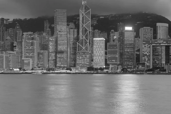 Fekete-fehér, város Hong Kong éjjel a Victoria-öböl — Stock Fotó