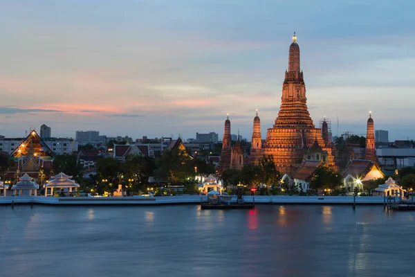 WAT Arun Tapınağı ile birlikte güneş battıktan sonra Tayland Landmark Bangkok Nehri — Stok fotoğraf