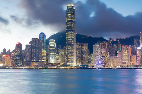 Hong Kong şehir merkezi iş şehir merkezinde alacakaranlıkta — Stok fotoğraf