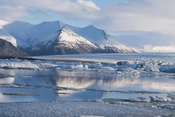 Prachtige IJsland winter seizoen natuurlijke landschap over Jakulsarlon gletsjer — Stockfoto