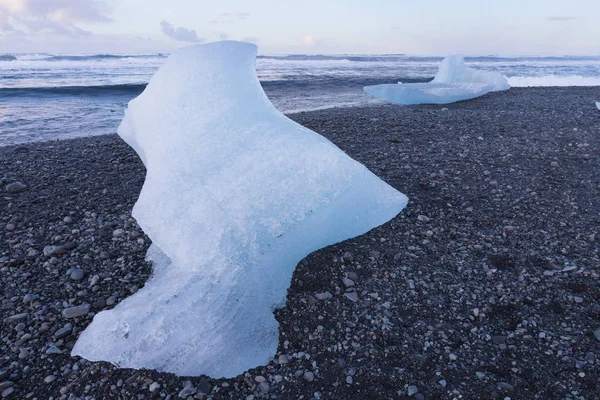 Rompere il ghiaccio dal ghiacciaio sulla spiaggia di sabbia nera skyline — Foto Stock