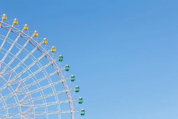 Parque infantil gigante festival funfair ferris roda contra céu azul claro — Fotografia de Stock