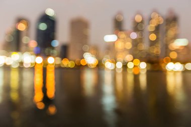 Bokeh su yansıma ile gece ışık şehir ofis binası bulanık