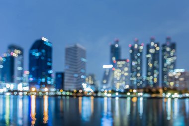 Alacakaranlık bokeh ofis binası su yansıması ile hafif bulanık