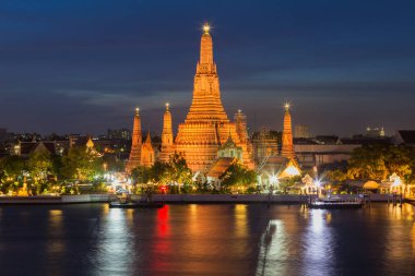 Alacakaranlık gökyüzü arka plan, Arun tapınak Nehri ön