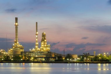Petrol tesisi nehir açık gece ile alacakaranlık gökyüzü ışık 