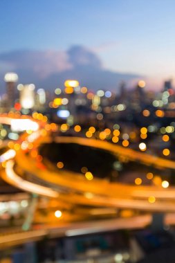 Alacakaranlık bokeh ışık şehir otoyol kavşağı bulanık