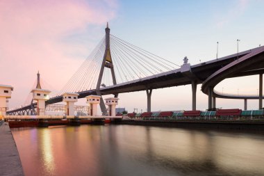 Watergate asma köprüden güzel günbatımı gökyüzü ile