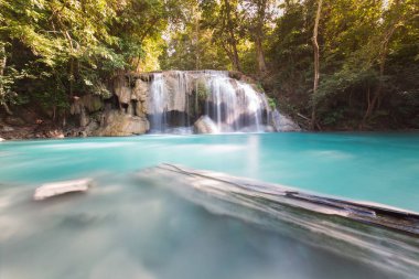 Güzel derin tropikal orman akarsu şelale