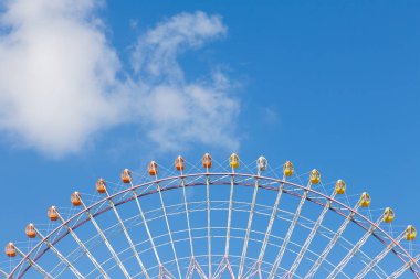 Büyük festival lunapark dönme dolap mavi gökyüzü ile bir parçası