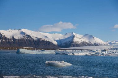 Güzellik doğal kış lagün ve dağ arka plan