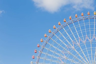 Mavi gökyüzü karşı büyük lunapark festival tekerlek 
