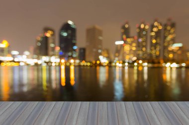 Gece bokeh hafif ofis binası ile su yansıma, arka plan bulanık