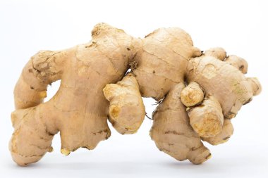 Beyaz arkaplanda taze zencefil