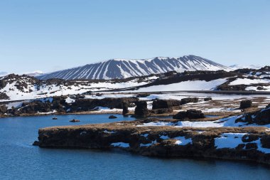 Hverfjall volkan dağ küçük göl ve açık mavi gökyüzü arka plan ile