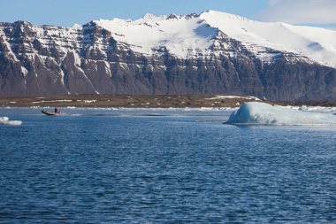 Doğal kış lagün ve dağ arka plan