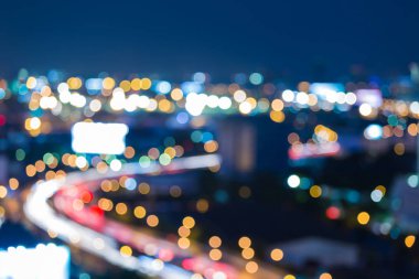 Mavi alacakaranlık gökyüzü arka plan kavisli şehir yol ve şehir merkezindeki cityscape