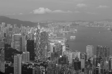 Hong Kong şehir havadan görünümü üzerinden Victoria Bay gece görünümü