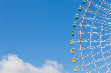 Büyük lunapark dev dönme dolap mavi gökyüzü ile 