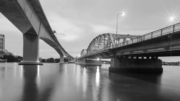 Sotto due ponti che attraversano Bangkok fiume della città — Foto Stock