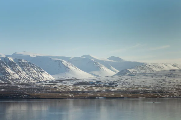 Χειμερινό βουνό φυσικό τοπίο στη λίμνη — Φωτογραφία Αρχείου