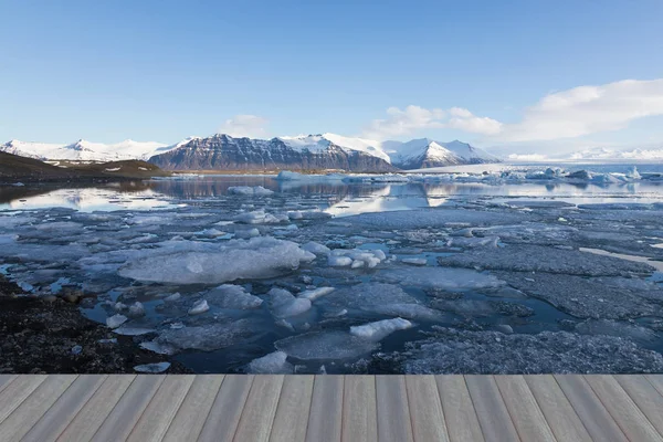 Island vintern lagunen och berget klar blå himmel bakgrund — Stockfoto