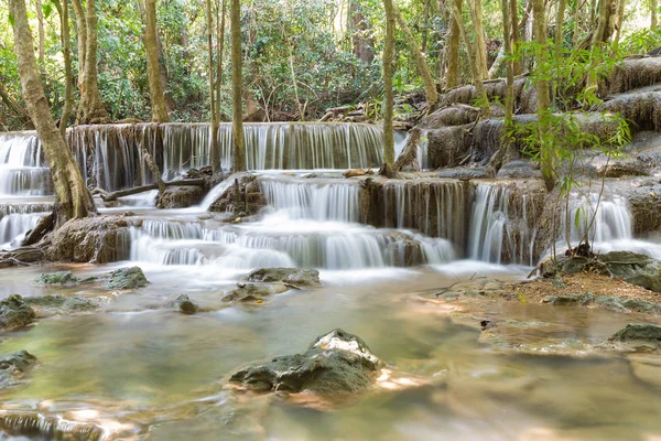 Cascade de forêt profonde dans le parc national de Thaïlande — Photo
