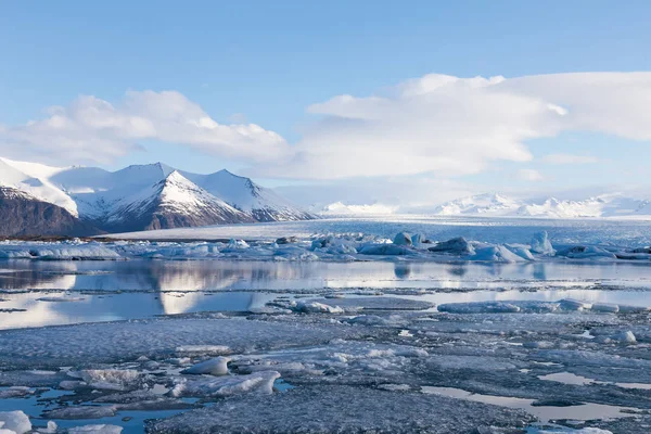 美丽的冰岛冬天季节自然山水天际线 — 图库照片