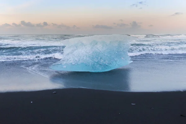Πάγου σπάσιμο σε παραλία με μαύρη άμμο στον ωκεανό στον ορίζοντα φόντο — Φωτογραφία Αρχείου