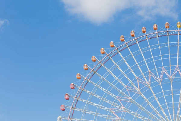 Grande roue de fête funfair contre le ciel bleu — Photo