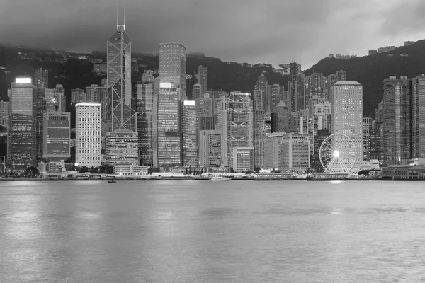 Χονγκ Κονγκ γραφείου κτίριο στο κέντρο της πόλης το βράδυ το business view — Φωτογραφία Αρχείου
