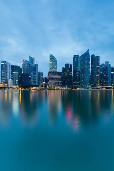 Twilight Singapore city downtown sea front light reflection — Stock Photo, Image