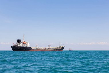 Petrol taşımacılık ile okyanus gemi ve mavi gökyüzü temizleyin