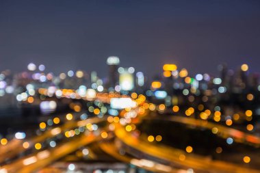 Bulanık bokeh ışık otoyol kavşağı havadan görünümü