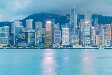 Alacakaranlık Hong Kong ofis binası geceleri, deniz