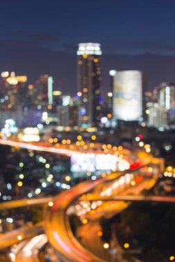 Şehir ofis binası bokeh otoyol kavşağı ile hafif bulanık