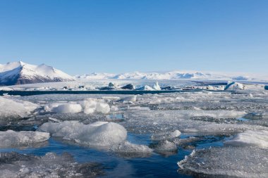 Güzel buz kırma doğal lagün açık mavi gökyüzü arka plan ile