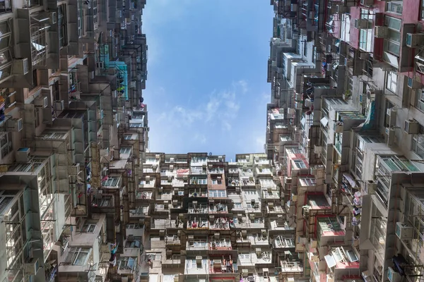 Lotado apartamento da cidade a partir de vista inferior — Fotografia de Stock