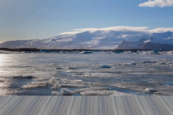 Naturliga vinter säsongen sjön med berg bakgrund, Island — Stockfoto