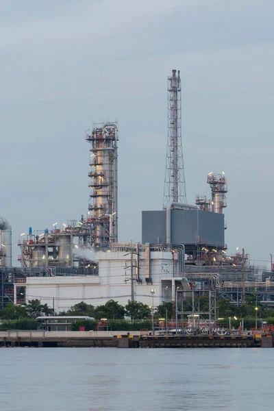 Refinaria frente de água fábrica de energia — Fotografia de Stock