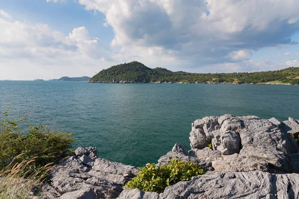 Красиве природне море над скелястою горою — стокове фото