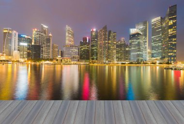 Gece yansıma ışık Singapur şehir ofis binası şehir merkezinde deniz açık