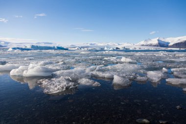 Buz Jakulsarlon kış göl üzerinde açık mavi gökyüzü arka plan ile kırma