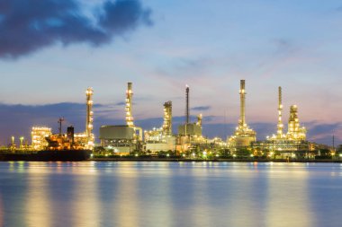 Ön gündoğumu gökyüzü ile petrol rafinerisi santral Nehri 