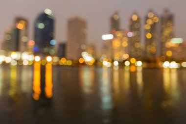 Ofis Binası bokeh su yansıması ile hafif bulanık